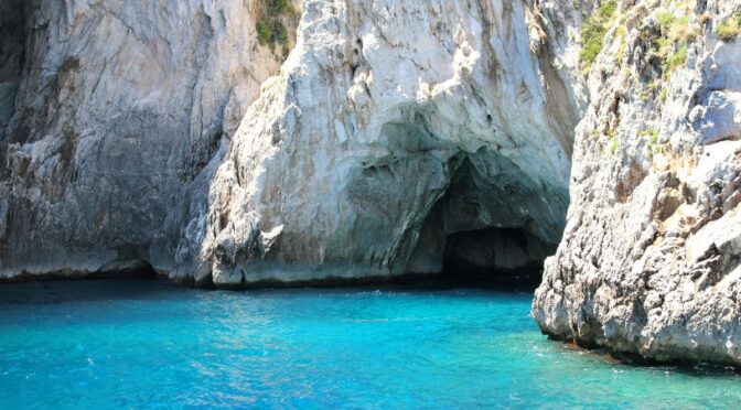 Les secrets pour découvrir la grotte bleue de Capri lors de votre voyage en Italie